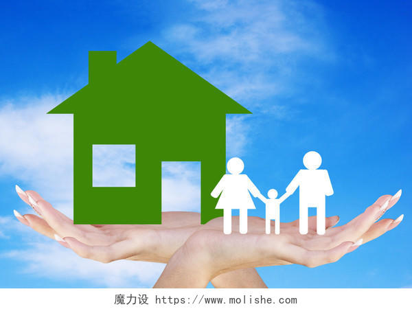 蓝天下手上捧着一个剪纸做的绿色房子和一家人